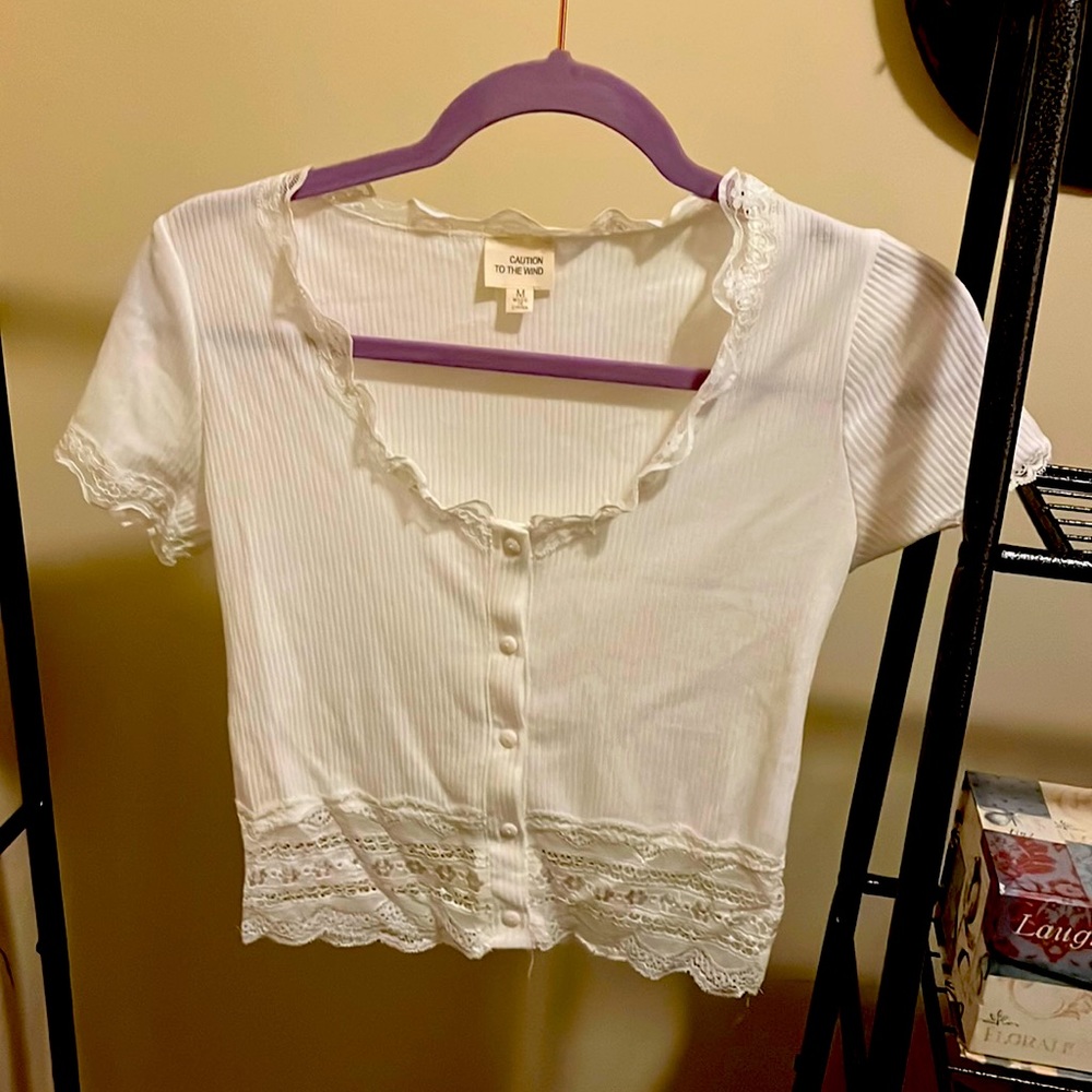 Cotton cropped tee. Lace trim.